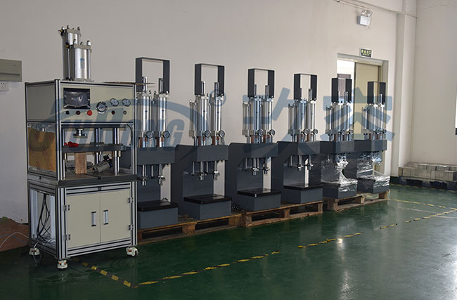 6臺半弓型雙缸氣液增壓機產品圖