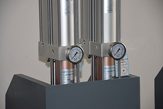 半弓型雙缸氣液增壓機產品細節(jié)圖