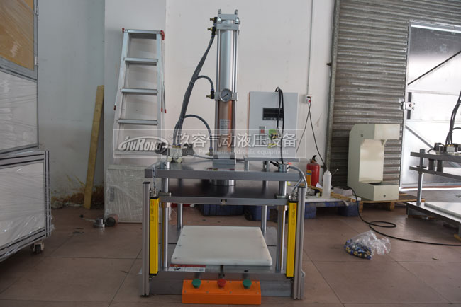 氣液壓鉚機調(diào)模具高低的正確步驟